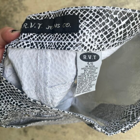 Vintage Y2K NWT RVT Jeans Co 5/6 Black and White Reptile High Waist Shorts - Picture 3 of 3